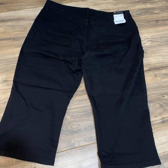 SIZE 18 Lee Women's Relaxed Fit Capri Jean,‎  Black - Picture 3 of 5